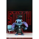 ULTIMATE SINGER ELVIS STITCH LILO & STITCH. ¿Estás listo para el rock? La colección Disney Stitch Inspired by Elvis es la forma perfecta de celebrar a Disney Stitch y mostrar tu amor por la legendaria estrella del rock Elvis Presley. Estas creaciones con licencia oficial que presentan a Disney Stitch vestido de Elvis seguro que añaden un poco de encanto rock 'n' roll y nostalgia a tu colección. Tu ohana de figuritas no estará completa sin esta figurita de Elvis Cantante Definitivo de NECA. Vestida con un traje de cuero negro como el que llevaba Elvis, esta figura articulada de Disney Stitch mide más de 5 cm y está lista para dar un espectáculo que nunca olvidarás. Los accesorios incluyen cabezas, manos, pelo y ojos intercambiables, además de una guitarra y una silla. Viene en un embalaje apto para coleccionistas.