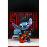 ULTIMATE SINGER ELVIS STITCH LILO & STITCH. ¿Estás listo para el rock? La colección Disney Stitch Inspired by Elvis es la forma perfecta de celebrar a Disney Stitch y mostrar tu amor por la legendaria estrella del rock Elvis Presley. Estas creaciones con licencia oficial que presentan a Disney Stitch vestido de Elvis seguro que añaden un poco de encanto rock 'n' roll y nostalgia a tu colección. Tu ohana de figuritas no estará completa sin esta figurita de Elvis Cantante Definitivo de NECA. Vestida con un traje de cuero negro como el que llevaba Elvis, esta figura articulada de Disney Stitch mide más de 5 cm y está lista para dar un espectáculo que nunca olvidarás. Los accesorios incluyen cabezas, manos, pelo y ojos intercambiables, además de una guitarra y una silla. Viene en un embalaje apto para coleccionistas.
