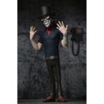 THE GRABBER THE BLACK PHONE TOONY TERRORS. Neca añade a su línea Toony Terrors esta figura de The Grabber, el inquietante villano de la película "The Black Phone". Con una altura de 15 cm, esta figura con estética de dibujos animados incluye 1x teléfono de pared como accesorio. Se entrega en blíster con fondo recortable para su exhibición.