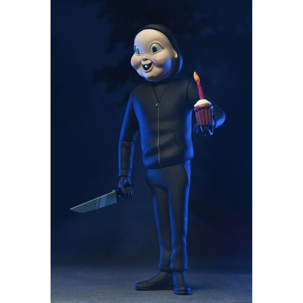 Babyface killer happy death day toony terrors. Neca lanza, dentro de la línea toony terrors, esta figura del asesino babyface basada en el personaje de la película de culto "happy death day" ("feliz día de tu muerte" en españa). Esta figura con estilo caricaturesco mide 15 cm incluye 1x cuchillo y 1x cupcake como accesorios. Viene en blíster con fondo recortable para exhibición.