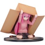 HITORI GOTOH BOCCHI THE ROCK 1/7. Del anime "Bocchi the Rock!" llega la estatua de Hitori Gotoh al catálogo de Proof. Mide 16 cm a escala 1/7. Se muestra a Hitori escondida dentro de una caja, sobre una base circular a cuadros blancos y negros. Fabricada en PVC y ABS.