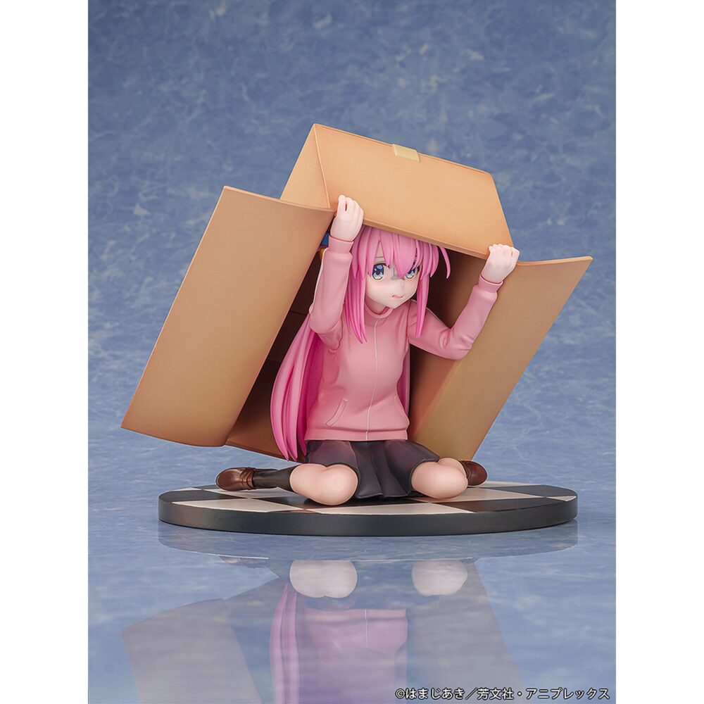 Hitori gotoh bocchi the rock 1/7. Del anime "bocchi the rock! " llega la estatua de hitori gotoh al catálogo de proof. Mide 16 cm a escala 1/7. Se muestra a hitori escondida dentro de una caja, sobre una base circular a cuadros blancos y negros. Fabricada en pvc y abs.