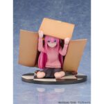 HITORI GOTOH BOCCHI THE ROCK 1/7. Del anime "Bocchi the Rock!" llega la estatua de Hitori Gotoh al catálogo de Proof. Mide 16 cm a escala 1/7. Se muestra a Hitori escondida dentro de una caja, sobre una base circular a cuadros blancos y negros. Fabricada en PVC y ABS.