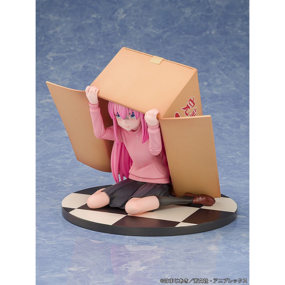 Hitori gotoh bocchi the rock 1/7. Del anime "bocchi the rock! " llega la estatua de hitori gotoh al catálogo de proof. Mide 16 cm a escala 1/7. Se muestra a hitori escondida dentro de una caja, sobre una base circular a cuadros blancos y negros. Fabricada en pvc y abs.