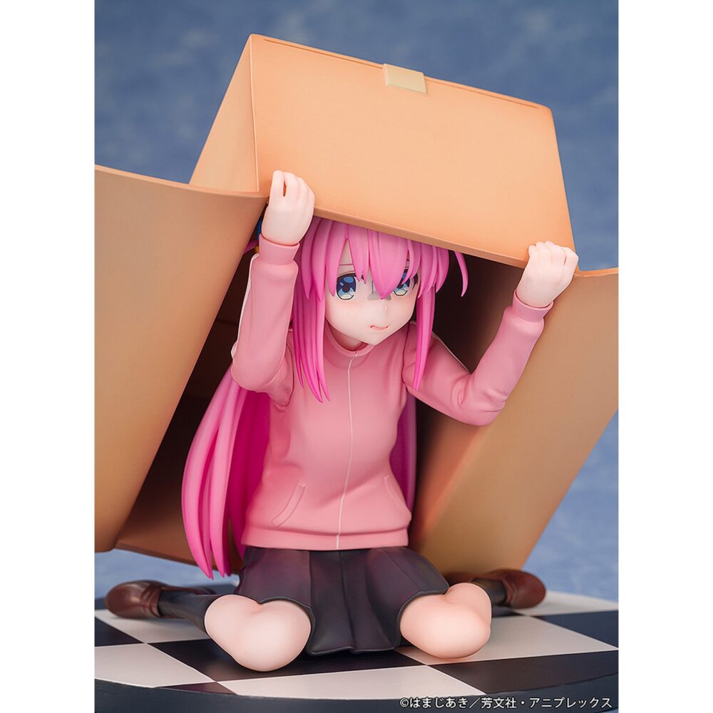 Hitori gotoh bocchi the rock 1/7. Del anime "bocchi the rock! " llega la estatua de hitori gotoh al catálogo de proof. Mide 16 cm a escala 1/7. Se muestra a hitori escondida dentro de una caja, sobre una base circular a cuadros blancos y negros. Fabricada en pvc y abs.