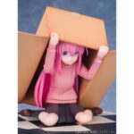 HITORI GOTOH BOCCHI THE ROCK 1/7. Del anime "Bocchi the Rock!" llega la estatua de Hitori Gotoh al catálogo de Proof. Mide 16 cm a escala 1/7. Se muestra a Hitori escondida dentro de una caja, sobre una base circular a cuadros blancos y negros. Fabricada en PVC y ABS.