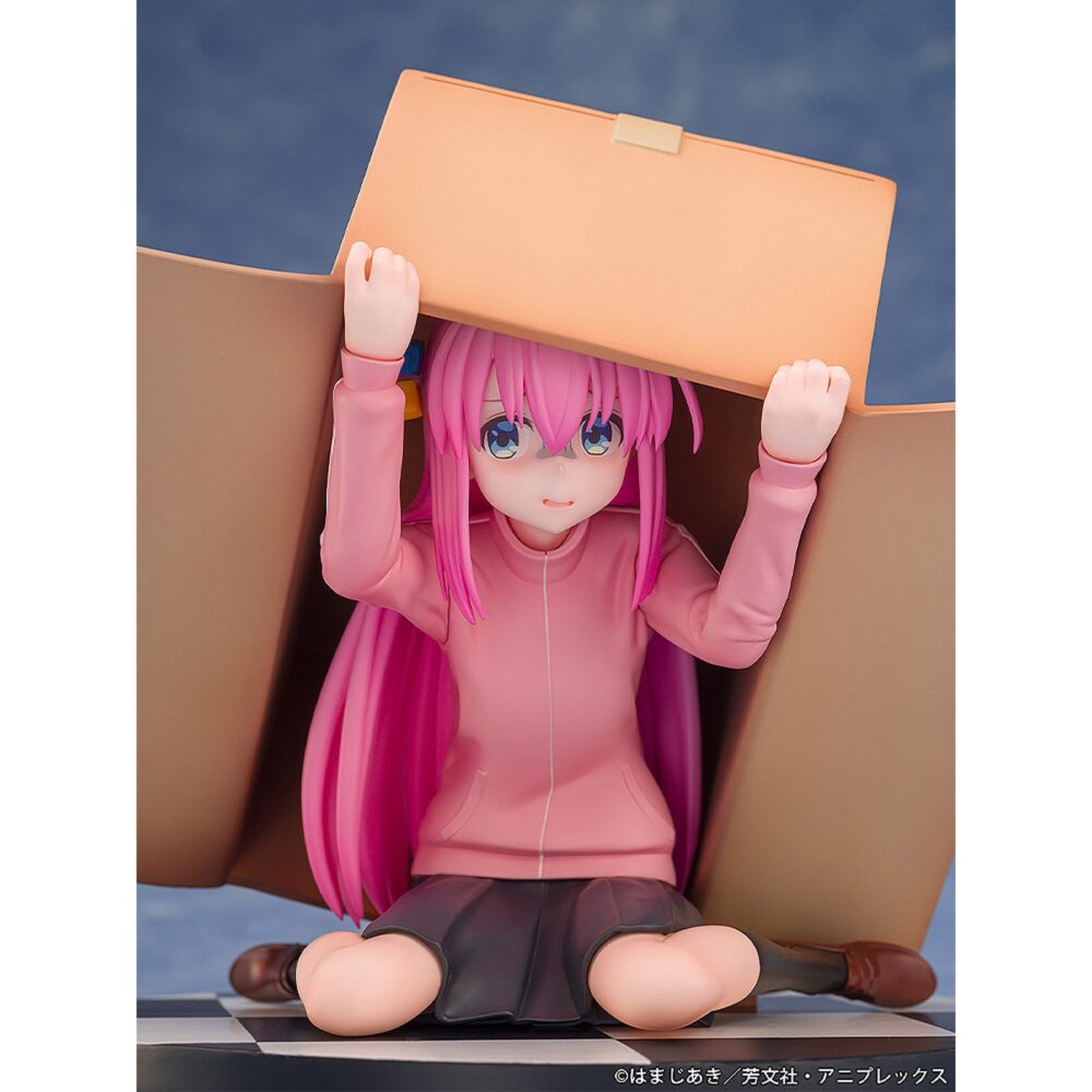 Hitori gotoh bocchi the rock 1/7. Del anime "bocchi the rock! " llega la estatua de hitori gotoh al catálogo de proof. Mide 16 cm a escala 1/7. Se muestra a hitori escondida dentro de una caja, sobre una base circular a cuadros blancos y negros. Fabricada en pvc y abs.