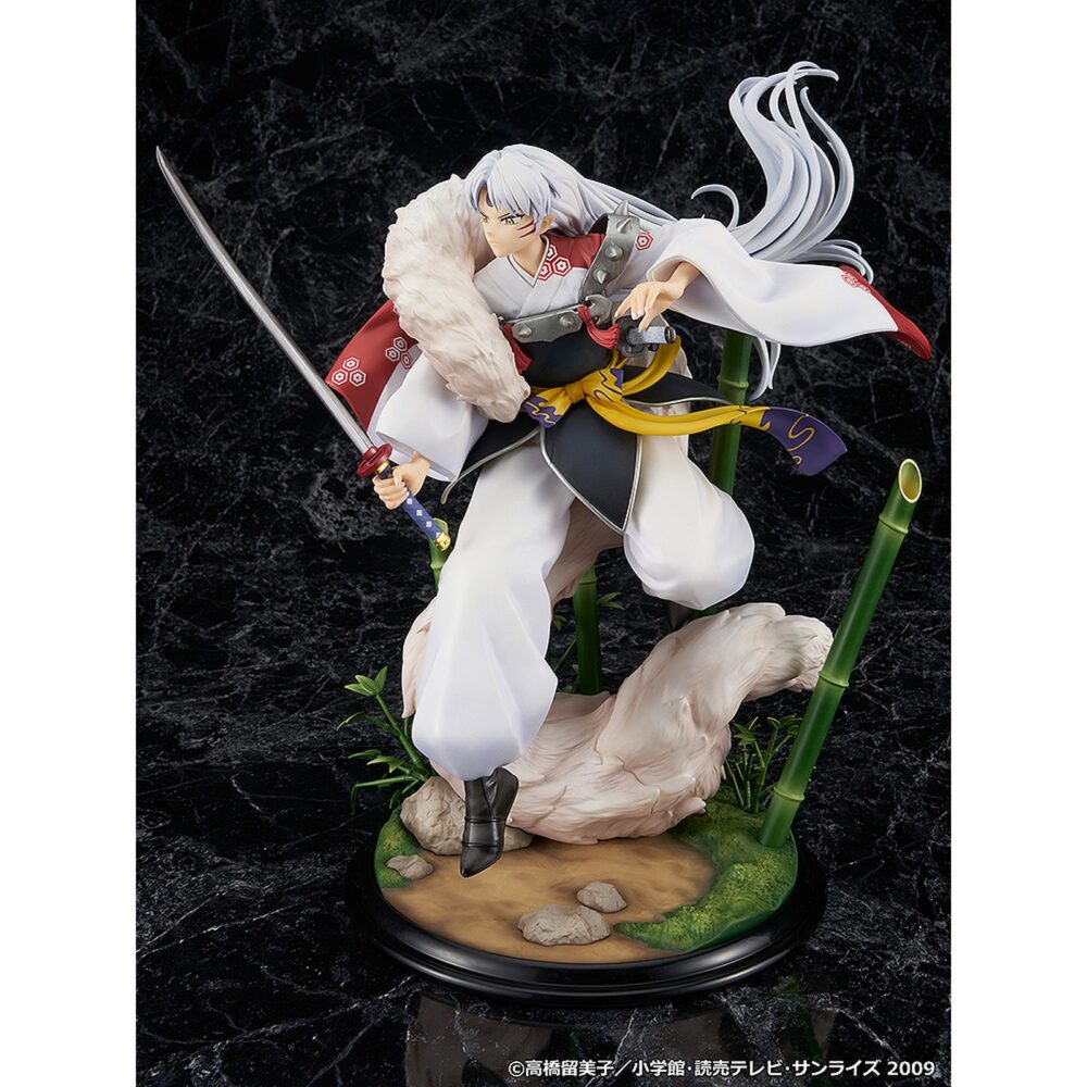 Sesshomaru inuyasha 1/7. La estatua de sesshomaru basada en su apariencia en el anime "inuyasha" se incorpora a la línea de productos de proof. Tiene una altura de 35 cm a escala 1/7 e incluye piezas intercambiables para el brazo izquierdo y el tokijin.   se muestra blandiendo la tenseiga y cuenta con unos magníficos detalles. Está expuesta sobre una base circular decorada con bambú. Fabricada en pvc y abs.