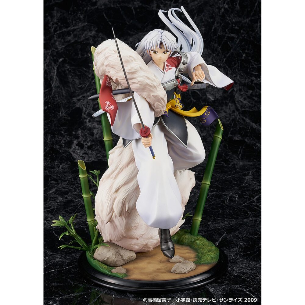 Sesshomaru inuyasha 1/7. La estatua de sesshomaru basada en su apariencia en el anime "inuyasha" se incorpora a la línea de productos de proof. Tiene una altura de 35 cm a escala 1/7 e incluye piezas intercambiables para el brazo izquierdo y el tokijin.   se muestra blandiendo la tenseiga y cuenta con unos magníficos detalles. Está expuesta sobre una base circular decorada con bambú. Fabricada en pvc y abs.