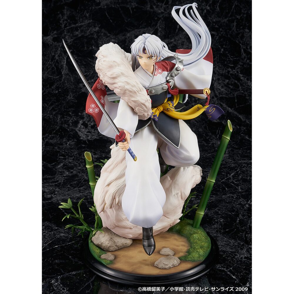 Sesshomaru inuyasha 1/7. La estatua de sesshomaru basada en su apariencia en el anime "inuyasha" se incorpora a la línea de productos de proof. Tiene una altura de 35 cm a escala 1/7 e incluye piezas intercambiables para el brazo izquierdo y el tokijin.   se muestra blandiendo la tenseiga y cuenta con unos magníficos detalles. Está expuesta sobre una base circular decorada con bambú. Fabricada en pvc y abs.