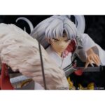 SESSHOMARU INUYASHA 1/7. La estatua de Sesshomaru basada en su apariencia en el anime "Inuyasha" se incorpora a la línea de productos de Proof. Tiene una altura de 35 cm a escala 1/7 e incluye piezas intercambiables para el brazo izquierdo y el Tokijin.  Se muestra blandiendo la Tenseiga y cuenta con unos magníficos detalles. Está expuesta sobre una base circular decorada con bambú. Fabricada en PVC y ABS.