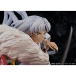 SESSHOMARU INUYASHA 1/7. La estatua de Sesshomaru basada en su apariencia en el anime "Inuyasha" se incorpora a la línea de productos de Proof. Tiene una altura de 35 cm a escala 1/7 e incluye piezas intercambiables para el brazo izquierdo y el Tokijin.  Se muestra blandiendo la Tenseiga y cuenta con unos magníficos detalles. Está expuesta sobre una base circular decorada con bambú. Fabricada en PVC y ABS.