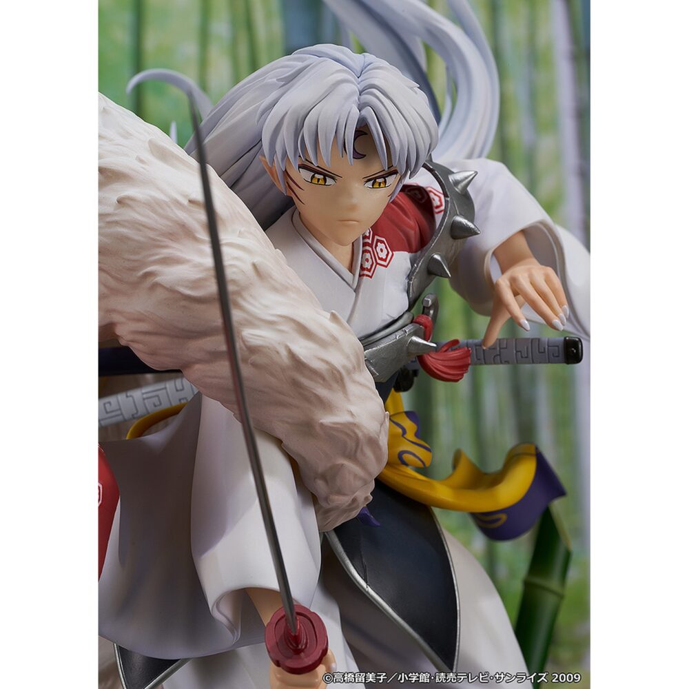 Sesshomaru inuyasha 1/7. La estatua de sesshomaru basada en su apariencia en el anime "inuyasha" se incorpora a la línea de productos de proof. Tiene una altura de 35 cm a escala 1/7 e incluye piezas intercambiables para el brazo izquierdo y el tokijin.   se muestra blandiendo la tenseiga y cuenta con unos magníficos detalles. Está expuesta sobre una base circular decorada con bambú. Fabricada en pvc y abs.