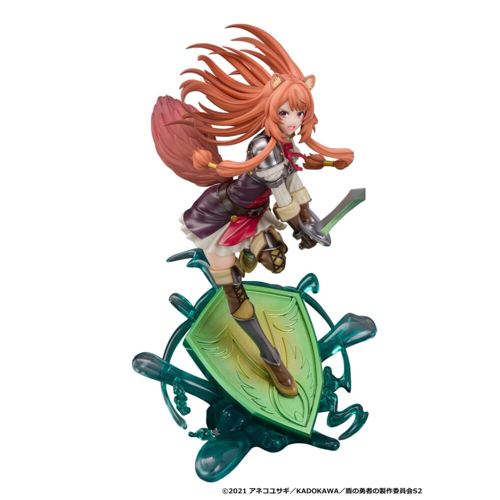 Raphtalia the rising of the shield hero 1/7. Proof presenta la figura a escala 1/7 de raphtalia, inspirada en la 2ª temporada del anime "the rising of the shield hero". Esta heroína se presenta en posición de ataque con su vestimenta de batalla, sobre una base en forma de escudo sobre salpicaduras de agua. Mide aproximadamente 27 cm y está fabricada en pvc.