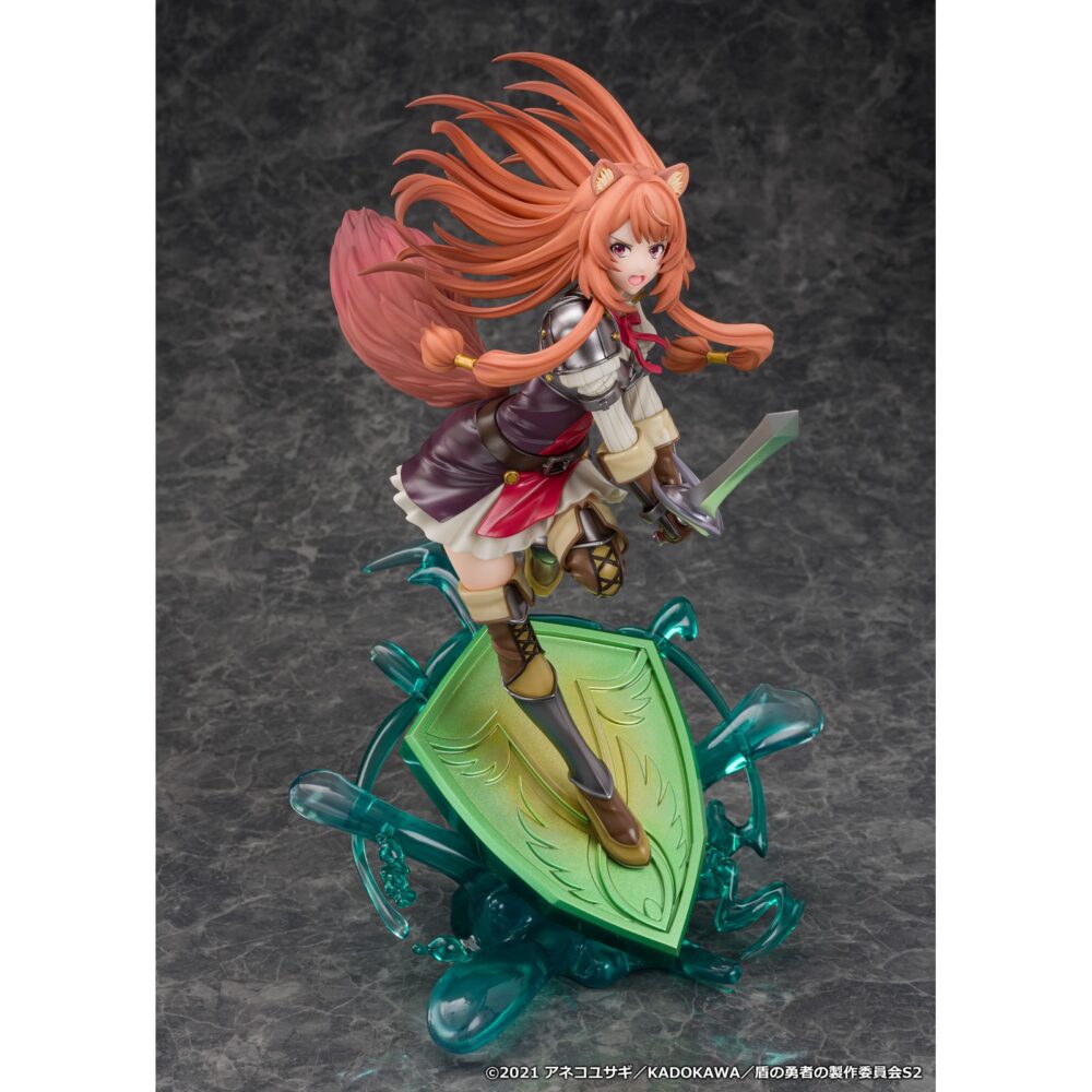 Raphtalia the rising of the shield hero 1/7. Proof presenta la figura a escala 1/7 de raphtalia, inspirada en la 2ª temporada del anime "the rising of the shield hero". Esta heroína se presenta en posición de ataque con su vestimenta de batalla, sobre una base en forma de escudo sobre salpicaduras de agua. Mide aproximadamente 27 cm y está fabricada en pvc.