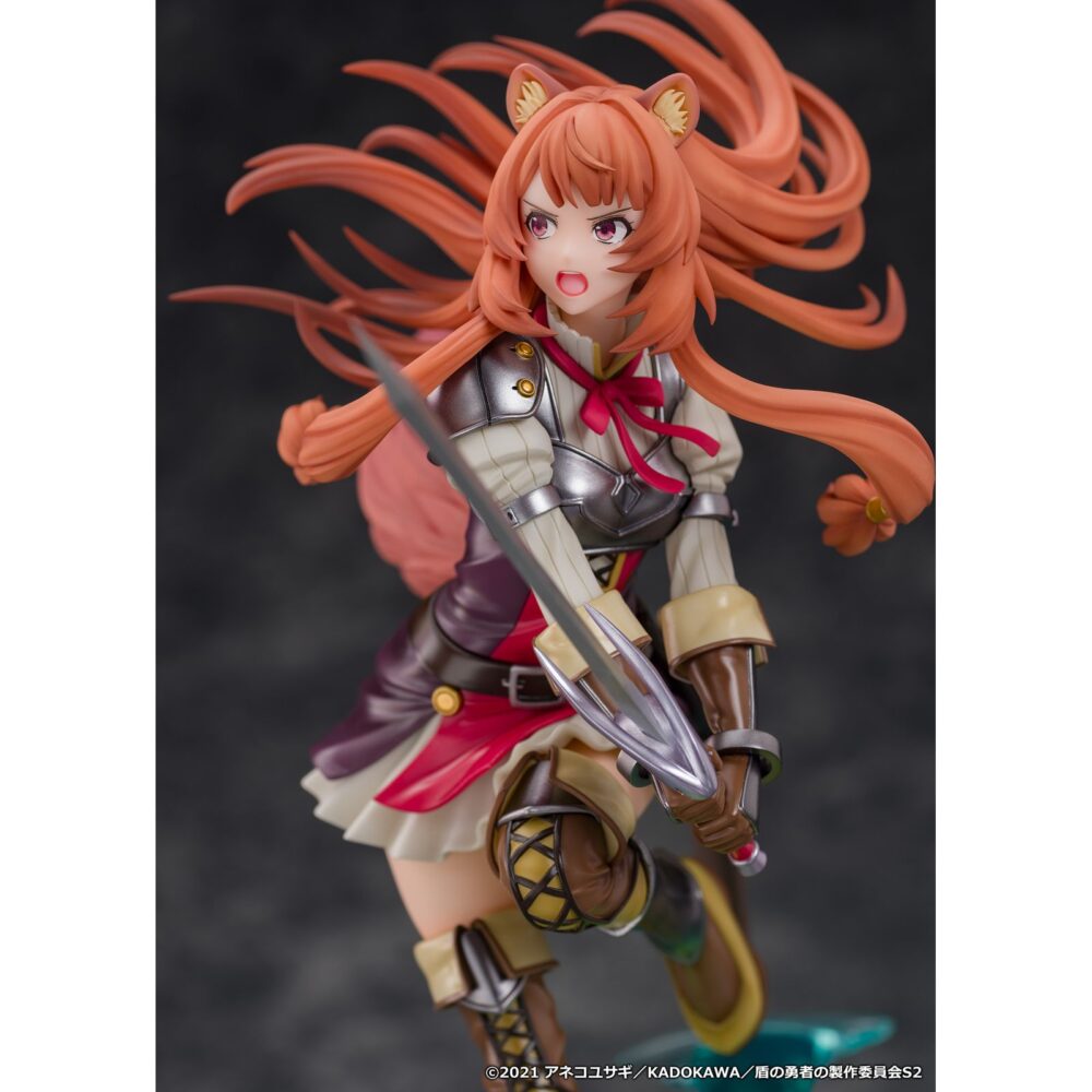 Raphtalia the rising of the shield hero 1/7. Proof presenta la figura a escala 1/7 de raphtalia, inspirada en la 2ª temporada del anime "the rising of the shield hero". Esta heroína se presenta en posición de ataque con su vestimenta de batalla, sobre una base en forma de escudo sobre salpicaduras de agua. Mide aproximadamente 27 cm y está fabricada en pvc.