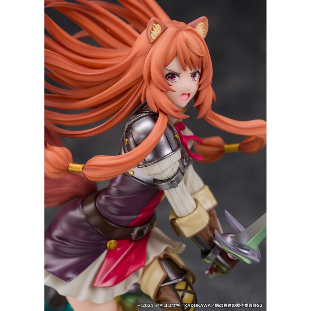 Raphtalia the rising of the shield hero 1/7. Proof presenta la figura a escala 1/7 de raphtalia, inspirada en la 2ª temporada del anime "the rising of the shield hero". Esta heroína se presenta en posición de ataque con su vestimenta de batalla, sobre una base en forma de escudo sobre salpicaduras de agua. Mide aproximadamente 27 cm y está fabricada en pvc.