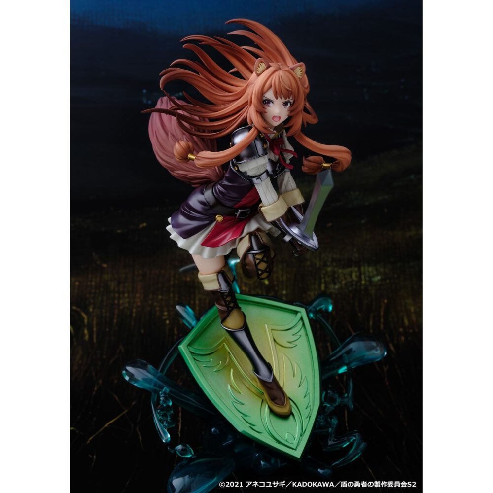 Raphtalia the rising of the shield hero 1/7. Proof presenta la figura a escala 1/7 de raphtalia, inspirada en la 2ª temporada del anime "the rising of the shield hero". Esta heroína se presenta en posición de ataque con su vestimenta de batalla, sobre una base en forma de escudo sobre salpicaduras de agua. Mide aproximadamente 27 cm y está fabricada en pvc.