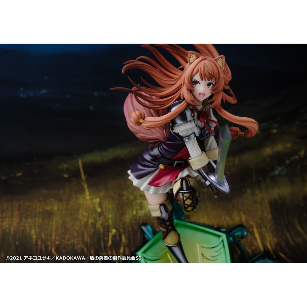 Raphtalia the rising of the shield hero 1/7. Proof presenta la figura a escala 1/7 de raphtalia, inspirada en la 2ª temporada del anime "the rising of the shield hero". Esta heroína se presenta en posición de ataque con su vestimenta de batalla, sobre una base en forma de escudo sobre salpicaduras de agua. Mide aproximadamente 27 cm y está fabricada en pvc.