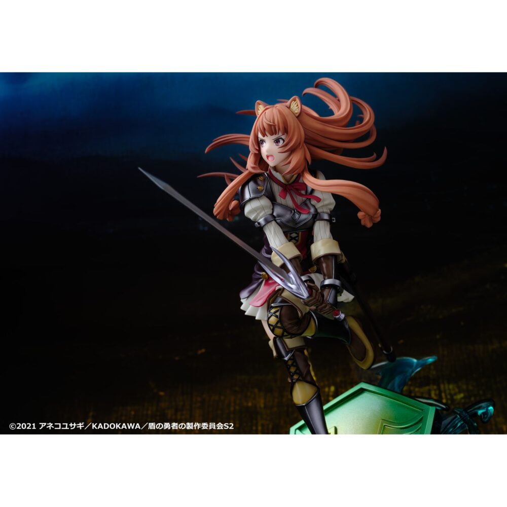 Raphtalia the rising of the shield hero 1/7. Proof presenta la figura a escala 1/7 de raphtalia, inspirada en la 2ª temporada del anime "the rising of the shield hero". Esta heroína se presenta en posición de ataque con su vestimenta de batalla, sobre una base en forma de escudo sobre salpicaduras de agua. Mide aproximadamente 27 cm y está fabricada en pvc.