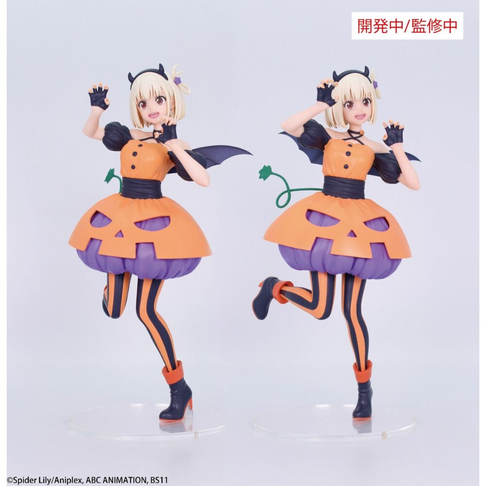 Nishikigi chisato halloween lycoris recoil brilliant 1/7. System service presenta, dentro de su línea brilliant, la versión halloween de la figura de la agente secreta chisato nishikigi, inspirada en el personaje del anime "lycoris recoil". Se encuentra en una pose divertida con un disfraz de calabaza, alas de murciélago y una diadema con cuernos de diablo. Cuenta con soporte transparente para exposición. Mide aproximadamente 22 cm de alto y está fabricada en pvc y abs.