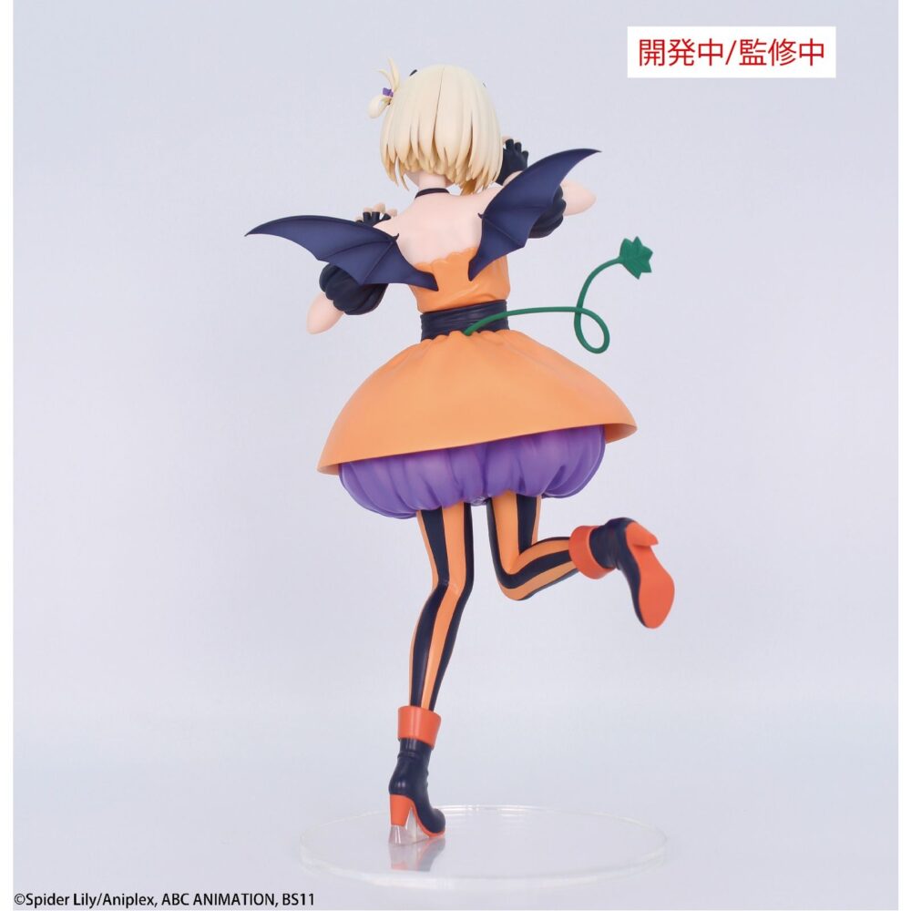 Nishikigi chisato halloween lycoris recoil brilliant 1/7. System service presenta, dentro de su línea brilliant, la versión halloween de la figura de la agente secreta chisato nishikigi, inspirada en el personaje del anime "lycoris recoil". Se encuentra en una pose divertida con un disfraz de calabaza, alas de murciélago y una diadema con cuernos de diablo. Cuenta con soporte transparente para exposición. Mide aproximadamente 22 cm de alto y está fabricada en pvc y abs.