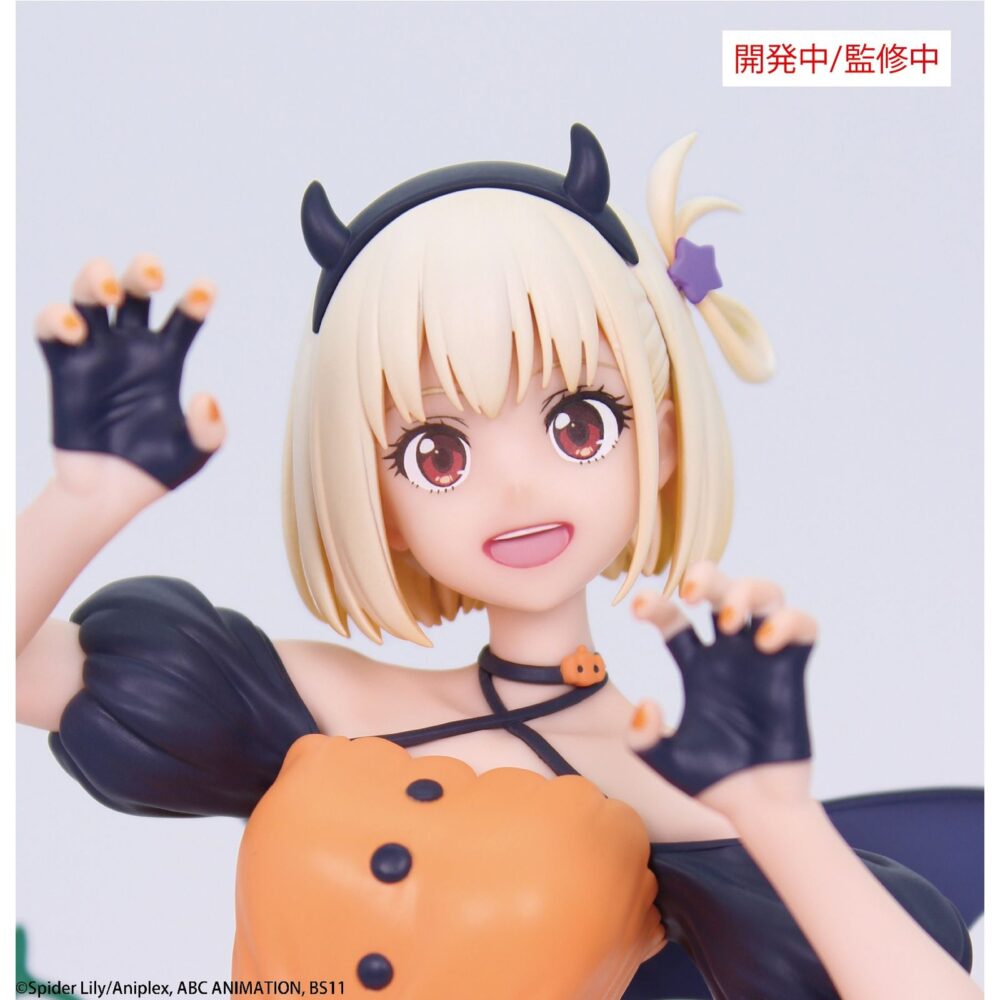 Nishikigi chisato halloween lycoris recoil brilliant 1/7. System service presenta, dentro de su línea brilliant, la versión halloween de la figura de la agente secreta chisato nishikigi, inspirada en el personaje del anime "lycoris recoil". Se encuentra en una pose divertida con un disfraz de calabaza, alas de murciélago y una diadema con cuernos de diablo. Cuenta con soporte transparente para exposición. Mide aproximadamente 22 cm de alto y está fabricada en pvc y abs.