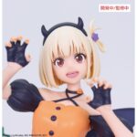 NISHIKIGI CHISATO HALLOWEEN LYCORIS RECOIL BRILLIANT 1/7. System Service presenta, dentro de su línea Brilliant, la versión Halloween de la figura de la agente secreta Chisato Nishikigi, inspirada en el personaje del anime "Lycoris recoil". Se encuentra en una pose divertida con un disfraz de calabaza, alas de murciélago y una diadema con cuernos de diablo. Cuenta con soporte transparente para exposición. Mide aproximadamente 22 cm de alto y está fabricada en PVC y ABS.