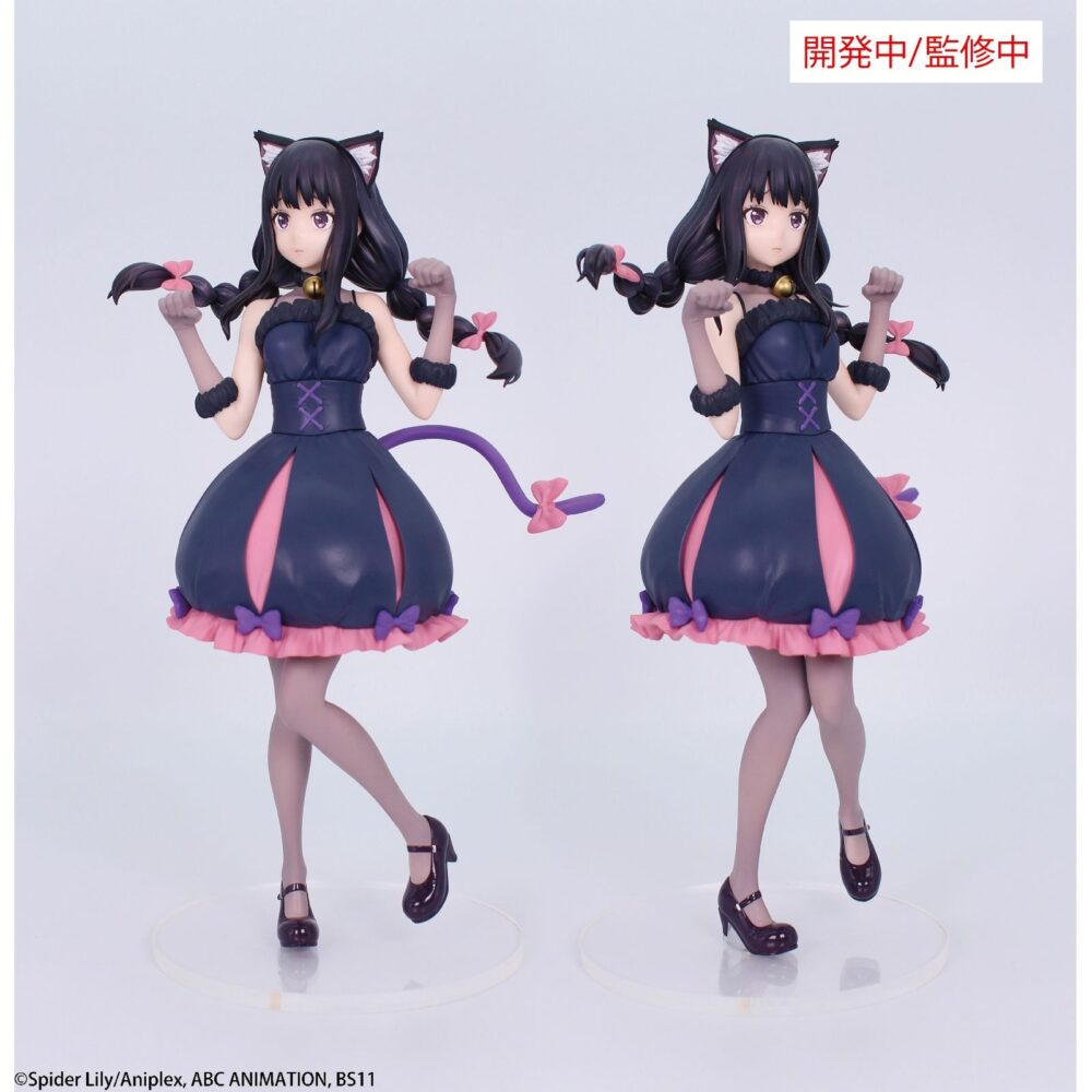 Nishikigi chisato halloween lycoris recoil brilliant 1/7. System service presenta, dentro de su línea brilliant, la versión halloween de la figura de la agente secreta chisato nishikigi, inspirada en el personaje del anime "lycoris recoil". Se encuentra en una pose divertida con un disfraz de calabaza, alas de murciélago y una diadema con cuernos de diablo. Cuenta con soporte transparente para exposición. Mide aproximadamente 22 cm de alto y está fabricada en pvc y abs.