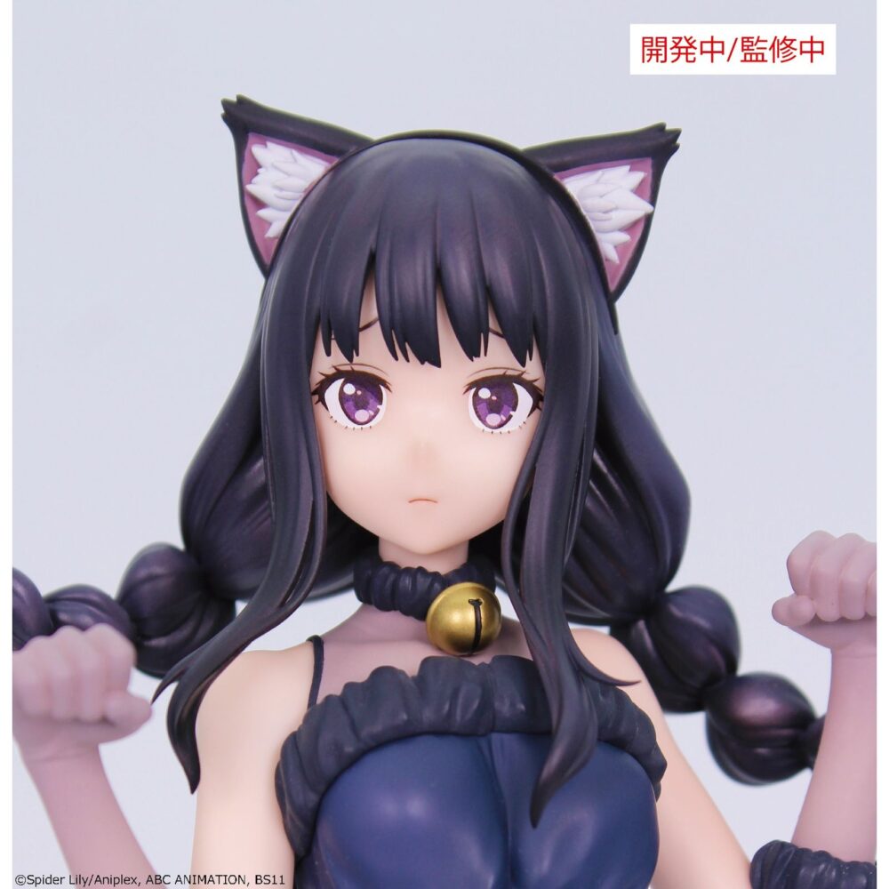 Inoue takina halloween lycoris recoil brilliant 1/7. System service presenta, dentro de su línea brilliant, la versión halloween de la figura de la agente secreta takina inoue, inspirada en el personaje del anime "lycoris recoil". Está disfrazada de gatito con un cascabel en el cuello y una diadema con las orejas felinas. Cuenta con soporte transparente para exposición. Mide aproximadamente 22 cm de alto y está fabricada en pvc y abs.