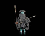 AHGCHA (DELUXE) COSMIC LEGIONS: OXKREWE BOOK. AhgCha, un vagabundo de Veeblia, y su leal compañero, Bunji, patrullan los páramos de Thraxxon. Sus viajes incluyen el peligroso tramo conocido como la Zona Harrow, donde cazan a los cazadores que se aprovechan de los que atraviesan los páramos. Armado con su rifle de alto impacto, AhgCha espera a que el convoy de Scapehaven se dirija hacia su ubicación a lo largo de los Harrows. Observando desde lejos como una partida de Cazadores Thraxxianos se prepara para emboscar al convoy, esos cazadores nunca esperaron recibir el fuego del francotirador Veebliano justo cuando se preparaban para tender su trampa. Cabalgando junto al convoy, AhgCha y Bunji corren hacia Scapehaven mientras más y más cazadores Thraxxian caen detrás de ellos, su misión claramente destinada a detener a los Rovers de llegar al asentamiento con Kogg y los recursos que llevan de la OxKrewe.