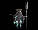 AHGCHA (DELUXE) COSMIC LEGIONS: OXKREWE BOOK. AhgCha, un vagabundo de Veeblia, y su leal compañero, Bunji, patrullan los páramos de Thraxxon. Sus viajes incluyen el peligroso tramo conocido como la Zona Harrow, donde cazan a los cazadores que se aprovechan de los que atraviesan los páramos. Armado con su rifle de alto impacto, AhgCha espera a que el convoy de Scapehaven se dirija hacia su ubicación a lo largo de los Harrows. Observando desde lejos como una partida de Cazadores Thraxxianos se prepara para emboscar al convoy, esos cazadores nunca esperaron recibir el fuego del francotirador Veebliano justo cuando se preparaban para tender su trampa. Cabalgando junto al convoy, AhgCha y Bunji corren hacia Scapehaven mientras más y más cazadores Thraxxian caen detrás de ellos, su misión claramente destinada a detener a los Rovers de llegar al asentamiento con Kogg y los recursos que llevan de la OxKrewe.