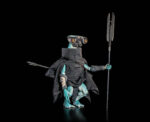 AHGCHA (DELUXE) COSMIC LEGIONS: OXKREWE BOOK. AhgCha, un vagabundo de Veeblia, y su leal compañero, Bunji, patrullan los páramos de Thraxxon. Sus viajes incluyen el peligroso tramo conocido como la Zona Harrow, donde cazan a los cazadores que se aprovechan de los que atraviesan los páramos. Armado con su rifle de alto impacto, AhgCha espera a que el convoy de Scapehaven se dirija hacia su ubicación a lo largo de los Harrows. Observando desde lejos como una partida de Cazadores Thraxxianos se prepara para emboscar al convoy, esos cazadores nunca esperaron recibir el fuego del francotirador Veebliano justo cuando se preparaban para tender su trampa. Cabalgando junto al convoy, AhgCha y Bunji corren hacia Scapehaven mientras más y más cazadores Thraxxian caen detrás de ellos, su misión claramente destinada a detener a los Rovers de llegar al asentamiento con Kogg y los recursos que llevan de la OxKrewe.
