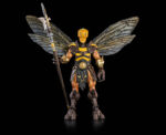 ANTHOPHILEES COSMIC LEGIONS: OXKREWE BOOK. Nativos del planeta con forma de colmena B-Gonn:84, los Davophiliar están emparentados lejanamente con los Sphexxians, más comunes. Los Davophiliar han evitado el mismo agotamiento de recursos en todo el planeta que ha asolado el mundo natal de los Sphexxians, V'zapir, permaneciendo en gran medida aislados y con muy poco contacto fuera de su propio planeta. Este aislamiento incluye estrictas restricciones para viajar a B-Gonn:84, restricciones que son aplicadas por los soldados que vigilan los cielos del mundo colmena, constantemente al acecho de visitantes no deseados. Anthophilees es uno de los guardianes Davophiliar de B-Gonn:84. Asignado a la Zona-A, la parte más cálida del planeta, Anthophilees dirige a los que están bajo su mando con una mano firme, un comportamiento tranquilo y una personalidad cálida poco común entre los de su especie. Nota: esta figura se diseñó a partir de una creación personalizada de David Williams. Como todas las figuras del subconjunto «Power-con Debut» de Legions, esta figura no forma parte oficialmente del canon de la historia.