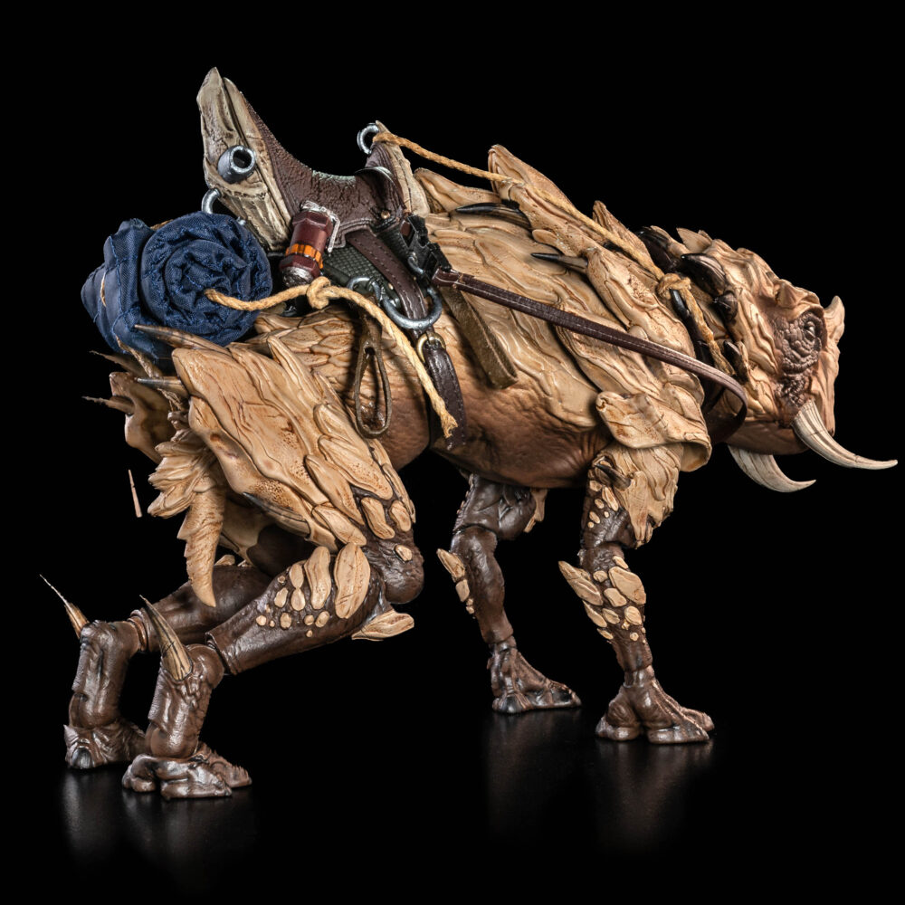 Bunji (deluxe creature) cosmic legions: oxkrewe book.  mucho más dóciles que sus primos de las tierras bajas, los jabalíes de montaña son bestias robustas conocidas por su gran fuerza y su inquebrantable lealtad a la manada. Esta lealtad se extiende a los adiestradores con los que entablan amistad y a los que permiten ensillarles como montura. Separado de su manada cuando era un ternero, bunji fue encontrado perdido en los páramos de thraxxon por un grupo de vagabundos de veeblian. Manteniendo a la cría con vida, los veeblianos intentaron reunir a la criatura con los suyos, pero descubrieron que la manada había sido atacada y asesinada por cazadores. Sabiendo que la cría no sobreviviría por sí sola, un veebliano llamado ahgcha la crió, formando con ella un vínculo inquebrantable que superaba incluso las tendencias naturales de estas afables bestias. Sabiendo que el ternero no sobreviviría por sí solo, un veebliano llamado ahgcha crió a la criatura, formando un vínculo inquebrantable con el huargo que superaba incluso las tendencias naturales de estas afables bestias.