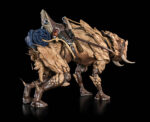 BUNJI (DELUXE CREATURE) COSMIC LEGIONS: OXKREWE BOOK. Mucho más dóciles que sus primos de las tierras bajas, los jabalíes de montaña son bestias robustas conocidas por su gran fuerza y su inquebrantable lealtad a la manada. Esta lealtad se extiende a los adiestradores con los que entablan amistad y a los que permiten ensillarles como montura. Separado de su manada cuando era un ternero, Bunji fue encontrado perdido en los páramos de Thraxxon por un grupo de vagabundos de Veeblian. Manteniendo a la cría con vida, los veeblianos intentaron reunir a la criatura con los suyos, pero descubrieron que la manada había sido atacada y asesinada por cazadores. Sabiendo que la cría no sobreviviría por sí sola, un veebliano llamado AhgCha la crió, formando con ella un vínculo inquebrantable que superaba incluso las tendencias naturales de estas afables bestias. Sabiendo que el ternero no sobreviviría por sí solo, un veebliano llamado AhgCha crió a la criatura, formando un vínculo inquebrantable con el huargo que superaba incluso las tendencias naturales de estas afables bestias.