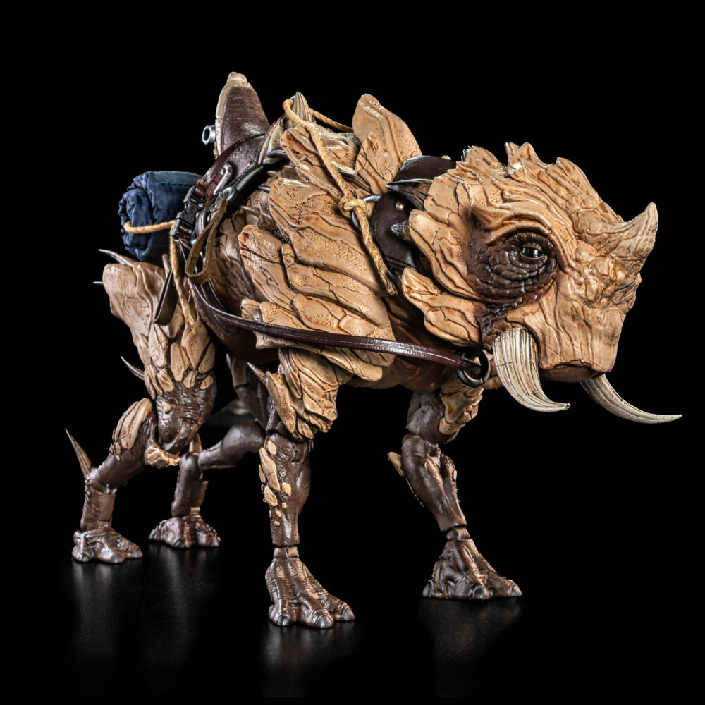 Bunji (deluxe creature) cosmic legions: oxkrewe book.  mucho más dóciles que sus primos de las tierras bajas, los jabalíes de montaña son bestias robustas conocidas por su gran fuerza y su inquebrantable lealtad a la manada. Esta lealtad se extiende a los adiestradores con los que entablan amistad y a los que permiten ensillarles como montura. Separado de su manada cuando era un ternero, bunji fue encontrado perdido en los páramos de thraxxon por un grupo de vagabundos de veeblian. Manteniendo a la cría con vida, los veeblianos intentaron reunir a la criatura con los suyos, pero descubrieron que la manada había sido atacada y asesinada por cazadores. Sabiendo que la cría no sobreviviría por sí sola, un veebliano llamado ahgcha la crió, formando con ella un vínculo inquebrantable que superaba incluso las tendencias naturales de estas afables bestias. Sabiendo que el ternero no sobreviviría por sí solo, un veebliano llamado ahgcha crió a la criatura, formando un vínculo inquebrantable con el huargo que superaba incluso las tendencias naturales de estas afables bestias.