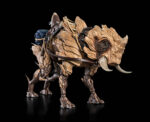 BUNJI (DELUXE CREATURE) COSMIC LEGIONS: OXKREWE BOOK. Mucho más dóciles que sus primos de las tierras bajas, los jabalíes de montaña son bestias robustas conocidas por su gran fuerza y su inquebrantable lealtad a la manada. Esta lealtad se extiende a los adiestradores con los que entablan amistad y a los que permiten ensillarles como montura. Separado de su manada cuando era un ternero, Bunji fue encontrado perdido en los páramos de Thraxxon por un grupo de vagabundos de Veeblian. Manteniendo a la cría con vida, los veeblianos intentaron reunir a la criatura con los suyos, pero descubrieron que la manada había sido atacada y asesinada por cazadores. Sabiendo que la cría no sobreviviría por sí sola, un veebliano llamado AhgCha la crió, formando con ella un vínculo inquebrantable que superaba incluso las tendencias naturales de estas afables bestias. Sabiendo que el ternero no sobreviviría por sí solo, un veebliano llamado AhgCha crió a la criatura, formando un vínculo inquebrantable con el huargo que superaba incluso las tendencias naturales de estas afables bestias.