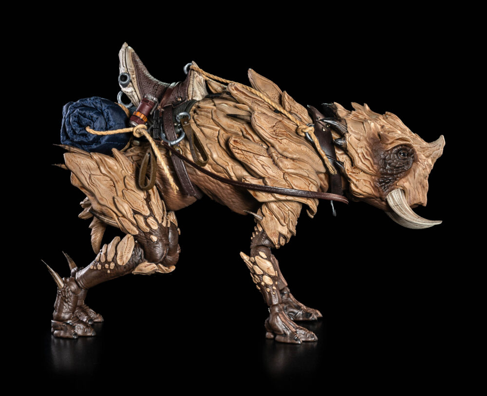 Bunji (deluxe creature) cosmic legions: oxkrewe book.  mucho más dóciles que sus primos de las tierras bajas, los jabalíes de montaña son bestias robustas conocidas por su gran fuerza y su inquebrantable lealtad a la manada. Esta lealtad se extiende a los adiestradores con los que entablan amistad y a los que permiten ensillarles como montura. Separado de su manada cuando era un ternero, bunji fue encontrado perdido en los páramos de thraxxon por un grupo de vagabundos de veeblian. Manteniendo a la cría con vida, los veeblianos intentaron reunir a la criatura con los suyos, pero descubrieron que la manada había sido atacada y asesinada por cazadores. Sabiendo que la cría no sobreviviría por sí sola, un veebliano llamado ahgcha la crió, formando con ella un vínculo inquebrantable que superaba incluso las tendencias naturales de estas afables bestias. Sabiendo que el ternero no sobreviviría por sí solo, un veebliano llamado ahgcha crió a la criatura, formando un vínculo inquebrantable con el huargo que superaba incluso las tendencias naturales de estas afables bestias.