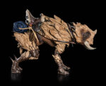 BUNJI (DELUXE CREATURE) COSMIC LEGIONS: OXKREWE BOOK. Mucho más dóciles que sus primos de las tierras bajas, los jabalíes de montaña son bestias robustas conocidas por su gran fuerza y su inquebrantable lealtad a la manada. Esta lealtad se extiende a los adiestradores con los que entablan amistad y a los que permiten ensillarles como montura. Separado de su manada cuando era un ternero, Bunji fue encontrado perdido en los páramos de Thraxxon por un grupo de vagabundos de Veeblian. Manteniendo a la cría con vida, los veeblianos intentaron reunir a la criatura con los suyos, pero descubrieron que la manada había sido atacada y asesinada por cazadores. Sabiendo que la cría no sobreviviría por sí sola, un veebliano llamado AhgCha la crió, formando con ella un vínculo inquebrantable que superaba incluso las tendencias naturales de estas afables bestias. Sabiendo que el ternero no sobreviviría por sí solo, un veebliano llamado AhgCha crió a la criatura, formando un vínculo inquebrantable con el huargo que superaba incluso las tendencias naturales de estas afables bestias.