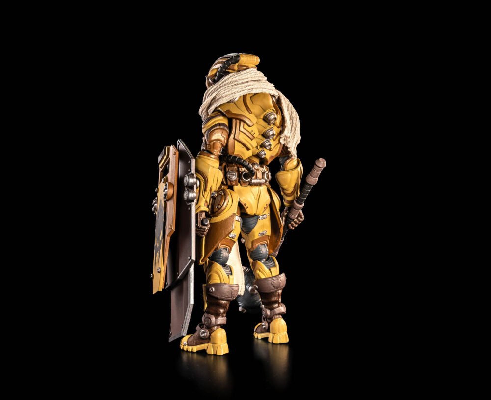 Hylor cryn cosmic legions: oxkrewe book.  hylor cryn, en su día empleado de la división empírica de la unión de comerciantes, formó parte de un equipo de doble operación enviado a una sección remota de thyrimos para investigar una anomalía espacial. Se sospechaba que esta anomalía era la causa de que varias naves t. U. 5. C. C. Hubieran desaparecido mientras realizaban misiones en esa zona. Hylor y su compañero detectaron el problema en cuanto entraron en el cuarto anillo, pero por desgracia para la pareja de empíricos de la t. U. 5. C. C. , la detección y comprensión de la anomalía no fue suficiente para salvarles de ser víctimas de ella. Los instrumentos de su nave fallaron y se estrellaron en un planeta llamado thraxxon. Recuperando todo el equipo de la t. U. 5. C. C. Que pudieron, incluyendo un par de trajes de ambiente hostil y un pequeño arsenal de armamento y equipo defensivo, la pareja abandonó su nave dañada y se adentró en el duro terreno de thraxxon.