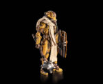 HYLOR CRYN COSMIC LEGIONS: OXKREWE BOOK. Hylor Cryn, en su día empleado de la División Empírica de la Unión de Comerciantes, formó parte de un equipo de doble operación enviado a una sección remota de Thyrimos para investigar una anomalía espacial. Se sospechaba que esta anomalía era la causa de que varias naves T.U.5.C.C. hubieran desaparecido mientras realizaban misiones en esa zona. Hylor y su compañero detectaron el problema en cuanto entraron en el Cuarto Anillo, pero por desgracia para la pareja de empíricos de la T.U.5.C.C., la detección y comprensión de la anomalía no fue suficiente para salvarles de ser víctimas de ella. Los instrumentos de su nave fallaron y se estrellaron en un planeta llamado Thraxxon. Recuperando todo el equipo de la T.U.5.C.C. que pudieron, incluyendo un par de trajes de ambiente hostil y un pequeño arsenal de armamento y equipo defensivo, la pareja abandonó su nave dañada y se adentró en el duro terreno de Thraxxon.