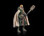 JOBARA KEE COSMIC LEGIONS: OXKREWE BOOK. Jobara Kee y su compañero, que formaban parte de un equipo de empíricos de la T.U.5.C.C. enviados a investigar una anomalía espacial en torno al planeta Thraxxon, sobrevivieron a un aterrizaje forzoso en el extraño planeta. Con escasas posibilidades de ser rescatados por la Unión de Comerciantes, los empíricos sabían que tendrían que encontrar una forma de sobrevivir en el duro entorno en el que se encontraban. Siguiendo la señal de una baliza que transmitía en una antigua frecuencia de la Unión de Comerciantes, los Empíricos se toparon con un descubrimiento que no esperaban: un asentamiento que acabarían descubriendo que se llamaba Scapehaven. Jobara y su compañero se acercaron al asentamiento, pero fueron asediados inmediatamente por todos los flancos por los asaltantes del asentamiento que se habían escondido. Levantando sus pesados escudos y empuñando sus electrobatones, la pareja de empíricos se enfrentó a casi una docena de atacantes. Este despliegue demostró su valía y les valió una invitación para añadir su fuerza al asentamiento de Scapehaven. Con su equipo y entrenamiento T.U.5.C.C., los Empiricistas fueron asignados para servir bajo las órdenes de Kurnn Ray como dos de los Rovers de Scapehaven, equipos que recorren los yermos de Thraxxon en busca de recursos y tomando lo necesario para sobrevivir.