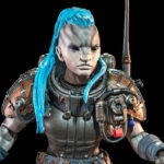 COSMIC LEGIONS: OXKREWE BOOK ONE THRAXXON FIGURA KURNN RAY. Aliviados por haber sobrevivido a múltiples amenazas a su campamento, la OxKrewe se toma unos momentos para celebrar y reconocer que, a pesar de todas las dificultades que han enfrentado desde el accidente, tienen suerte de seguir juntos. Al final de la celebración, la tripulación avista a un extraño en el horizonte. Fuertemente armado y bien equipado, este misterioso personaje parece estar vigilando el campamento, pero antes de que la OxKrewe pueda investigar, el extraño desaparece. Kurnn Ray sabe que la han visto, algo que esperaba evitar mientras intentaba investigar lo que claramente era el lugar del accidente de una nave. Al ver a los supervivientes y su campamento, sabe que debe informar de inmediato. Encuentra un escondite en la base del Thraxxface, se quita el casco y el grueso abrigo mientras enciende su equipo de comunicaciones. Ese equipo es arcaico, pero funciona mientras escribe un mensaje a su gente. "Intrusos aquí. ¡Vengan!", escribe. Una luz parpadea, confirmando que el mensaje ha sido recibido y que su gente está en camino.