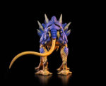 COSMIC LEGIONS: OXKREWE BOOK ONE THRAXXON LOWLAND SCAPEBACK (DELUXE CREATURE).Los escapós se encuentran por todo Thraxxon, con diferentes variantes de esta especie adaptadas para sobrevivir en las zonas específicas del planeta donde habitan. Originario de los duros valles de Thraxxon, el escapós de las tierras bajas es la clasificación más agresiva de esta raza. Los escapós de las tierras bajas poseen placas de armadura pesadas y espinas afiladas que recorren su cuerpo. Esta armadura los protege y les permite mimetizarse perfectamente con el paisaje del planeta mientras hibernan para conservar energía, emergiendo solo cuando creen que hay una posible presa cerca. Las vibraciones causadas por explosivos en el perímetro del campamento de la OxKrewe despiertan a una manada de escapós de las tierras bajas. Enfurecidos y voraces, los escapós entran en un frenesí alimenticio y atacan el campamento, atravesando fácilmente las defensas perimetrales, que no hacen nada contra las pieles acorazadas de las bestias. Es solo la intervención del veebliano llamado UkHa, junto con un grupo de exploradores thraxxianos, lo que salva al OxKrewe de convertirse en la próxima comida de los fugitivos.