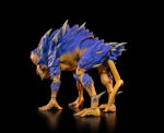 COSMIC LEGIONS: OXKREWE BOOK ONE THRAXXON LOWLAND SCAPEBACK (DELUXE CREATURE).Los escapós se encuentran por todo Thraxxon, con diferentes variantes de esta especie adaptadas para sobrevivir en las zonas específicas del planeta donde habitan. Originario de los duros valles de Thraxxon, el escapós de las tierras bajas es la clasificación más agresiva de esta raza. Los escapós de las tierras bajas poseen placas de armadura pesadas y espinas afiladas que recorren su cuerpo. Esta armadura los protege y les permite mimetizarse perfectamente con el paisaje del planeta mientras hibernan para conservar energía, emergiendo solo cuando creen que hay una posible presa cerca. Las vibraciones causadas por explosivos en el perímetro del campamento de la OxKrewe despiertan a una manada de escapós de las tierras bajas. Enfurecidos y voraces, los escapós entran en un frenesí alimenticio y atacan el campamento, atravesando fácilmente las defensas perimetrales, que no hacen nada contra las pieles acorazadas de las bestias. Es solo la intervención del veebliano llamado UkHa, junto con un grupo de exploradores thraxxianos, lo que salva al OxKrewe de convertirse en la próxima comida de los fugitivos.