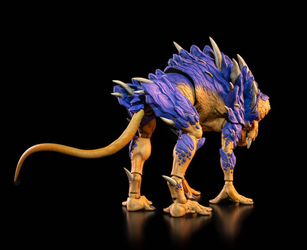 Cosmic legions: oxkrewe book one thraxxon lowland scapeback (deluxe creature). Los escapós se encuentran por todo thraxxon, con diferentes variantes de esta especie adaptadas para sobrevivir en las zonas específicas del planeta donde habitan. Originario de los duros valles de thraxxon, el escapós de las tierras bajas es la clasificación más agresiva de esta raza. Los escapós de las tierras bajas poseen placas de armadura pesadas y espinas afiladas que recorren su cuerpo. Esta armadura los protege y les permite mimetizarse perfectamente con el paisaje del planeta mientras hibernan para conservar energía, emergiendo solo cuando creen que hay una posible presa cerca. Las vibraciones causadas por explosivos en el perímetro del campamento de la oxkrewe despiertan a una manada de escapós de las tierras bajas. Enfurecidos y voraces, los escapós entran en un frenesí alimenticio y atacan el campamento, atravesando fácilmente las defensas perimetrales, que no hacen nada contra las pieles acorazadas de las bestias. Es solo la intervención del veebliano llamado ukha, junto con un grupo de exploradores thraxxianos, lo que salva al oxkrewe de convertirse en la próxima comida de los fugitivos.