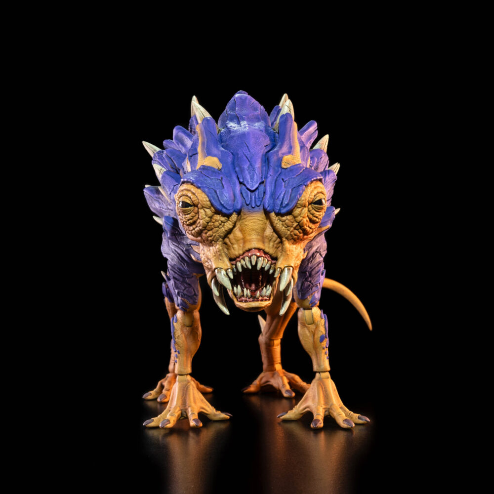 Cosmic legions: oxkrewe book one thraxxon lowland scapeback (deluxe creature). Los escapós se encuentran por todo thraxxon, con diferentes variantes de esta especie adaptadas para sobrevivir en las zonas específicas del planeta donde habitan. Originario de los duros valles de thraxxon, el escapós de las tierras bajas es la clasificación más agresiva de esta raza. Los escapós de las tierras bajas poseen placas de armadura pesadas y espinas afiladas que recorren su cuerpo. Esta armadura los protege y les permite mimetizarse perfectamente con el paisaje del planeta mientras hibernan para conservar energía, emergiendo solo cuando creen que hay una posible presa cerca. Las vibraciones causadas por explosivos en el perímetro del campamento de la oxkrewe despiertan a una manada de escapós de las tierras bajas. Enfurecidos y voraces, los escapós entran en un frenesí alimenticio y atacan el campamento, atravesando fácilmente las defensas perimetrales, que no hacen nada contra las pieles acorazadas de las bestias. Es solo la intervención del veebliano llamado ukha, junto con un grupo de exploradores thraxxianos, lo que salva al oxkrewe de convertirse en la próxima comida de los fugitivos.