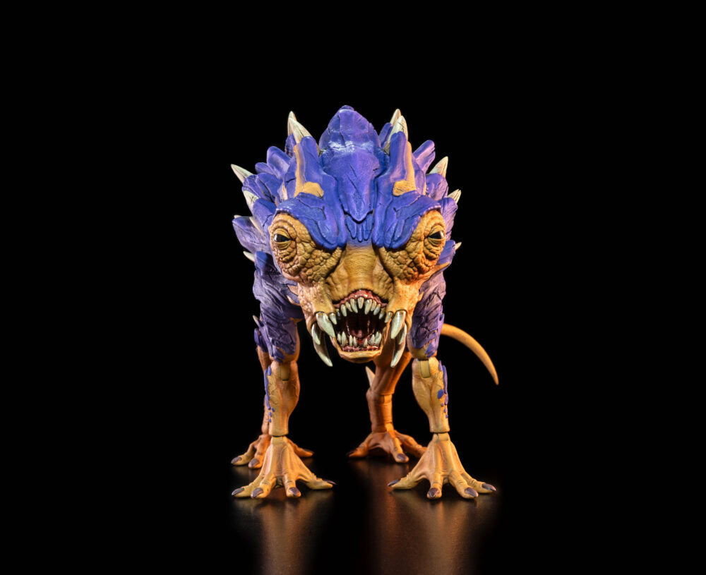Cosmic legions: oxkrewe book one thraxxon lowland scapeback (deluxe creature). Los escapós se encuentran por todo thraxxon, con diferentes variantes de esta especie adaptadas para sobrevivir en las zonas específicas del planeta donde habitan. Originario de los duros valles de thraxxon, el escapós de las tierras bajas es la clasificación más agresiva de esta raza. Los escapós de las tierras bajas poseen placas de armadura pesadas y espinas afiladas que recorren su cuerpo. Esta armadura los protege y les permite mimetizarse perfectamente con el paisaje del planeta mientras hibernan para conservar energía, emergiendo solo cuando creen que hay una posible presa cerca. Las vibraciones causadas por explosivos en el perímetro del campamento de la oxkrewe despiertan a una manada de escapós de las tierras bajas. Enfurecidos y voraces, los escapós entran en un frenesí alimenticio y atacan el campamento, atravesando fácilmente las defensas perimetrales, que no hacen nada contra las pieles acorazadas de las bestias. Es solo la intervención del veebliano llamado ukha, junto con un grupo de exploradores thraxxianos, lo que salva al oxkrewe de convertirse en la próxima comida de los fugitivos.