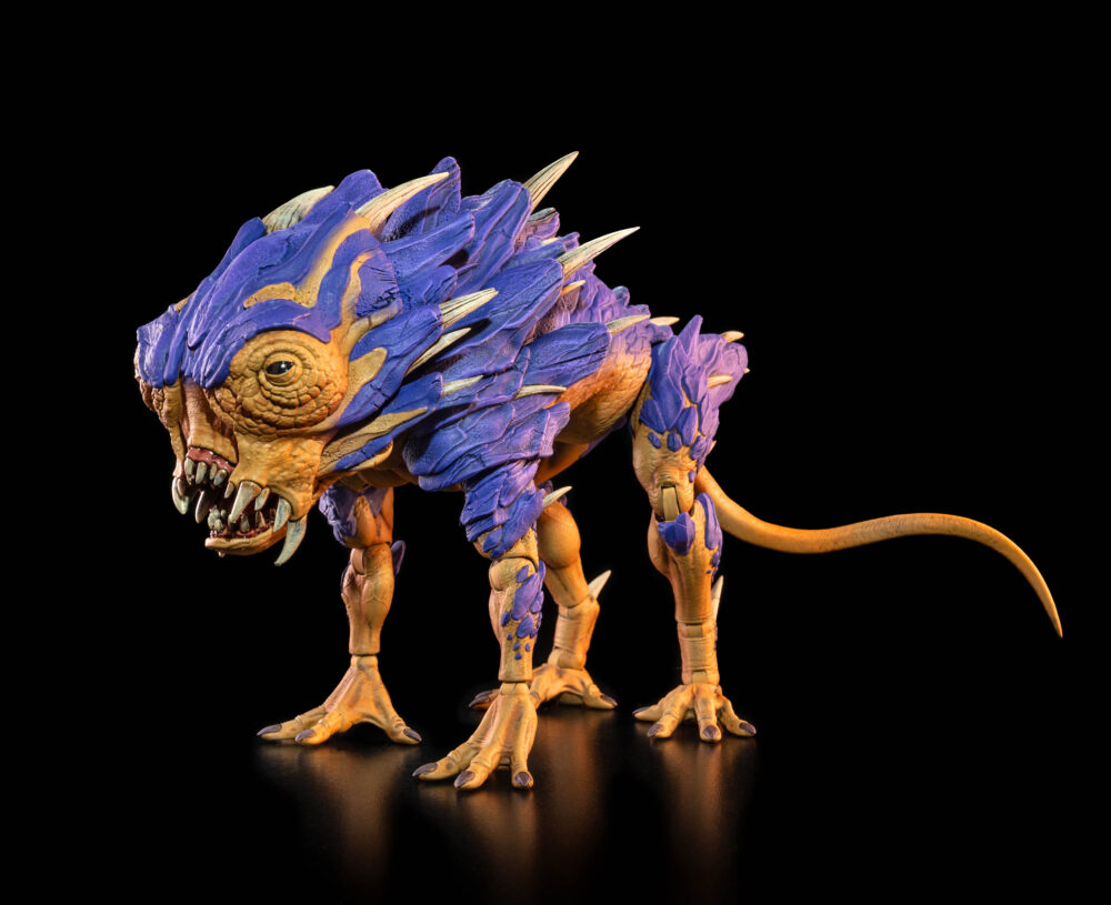 Cosmic legions: oxkrewe book one thraxxon lowland scapeback (deluxe creature). Los escapós se encuentran por todo thraxxon, con diferentes variantes de esta especie adaptadas para sobrevivir en las zonas específicas del planeta donde habitan. Originario de los duros valles de thraxxon, el escapós de las tierras bajas es la clasificación más agresiva de esta raza. Los escapós de las tierras bajas poseen placas de armadura pesadas y espinas afiladas que recorren su cuerpo. Esta armadura los protege y les permite mimetizarse perfectamente con el paisaje del planeta mientras hibernan para conservar energía, emergiendo solo cuando creen que hay una posible presa cerca. Las vibraciones causadas por explosivos en el perímetro del campamento de la oxkrewe despiertan a una manada de escapós de las tierras bajas. Enfurecidos y voraces, los escapós entran en un frenesí alimenticio y atacan el campamento, atravesando fácilmente las defensas perimetrales, que no hacen nada contra las pieles acorazadas de las bestias. Es solo la intervención del veebliano llamado ukha, junto con un grupo de exploradores thraxxianos, lo que salva al oxkrewe de convertirse en la próxima comida de los fugitivos.